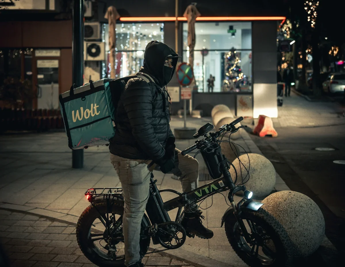 Rider gig economy Italia: inchieste, algoritmi e controllo del lavoro nelle piattaforme digitali