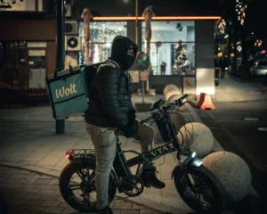 Rider gig economy Italia: inchieste, algoritmi e controllo del lavoro nelle piattaforme digitali