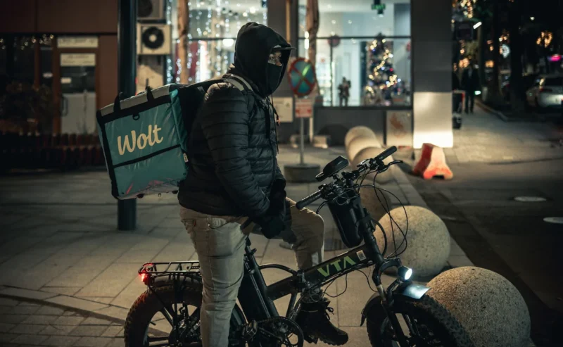 Rider gig economy Italia: inchieste, algoritmi e controllo del lavoro nelle piattaforme digitali