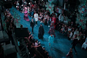 Sfruttamento lavoro moda lusso Italia: 5 inchieste che hanno scosso il Made in Italy