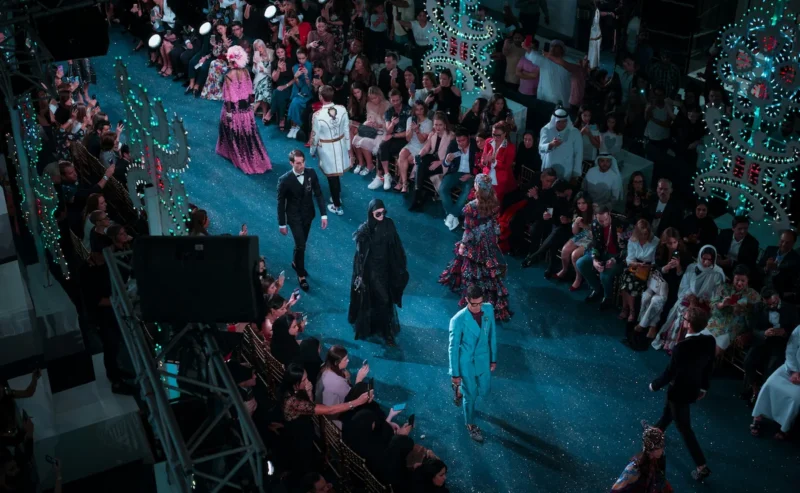 Sfruttamento lavoro moda lusso Italia: 5 inchieste che hanno scosso il Made in Italy