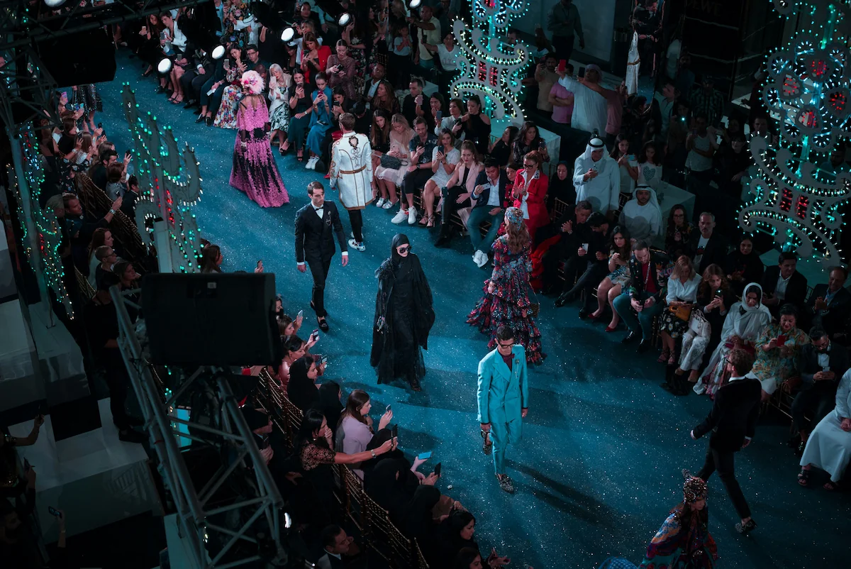 Sfruttamento lavoro moda lusso Italia: 5 inchieste che hanno scosso il Made in Italy